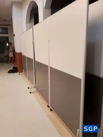 vách ngăn có bánh xe