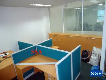 Giao hàng và lắp đặt vách ngăn nỉ