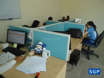 Giao hàng và lắp đặt vách nỉ