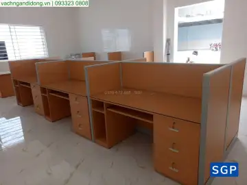 Giao hàng và lắp đặt vách gỗ cho công ty may mặc