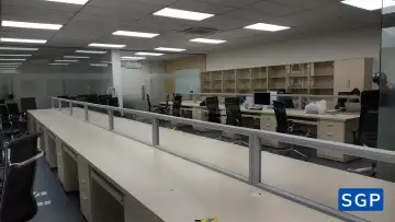 Giao vách kính trên mặt bàn