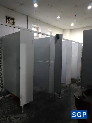 Lắp đặt vách compact cho trường học tiếng anh