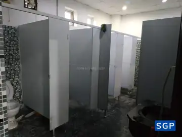 Lắp đặt vách compact cho trường học tiếng anh