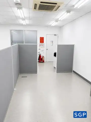 Lắp vách ngăn lửng màu ghi xám