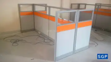 lắp đặt hoàn thiện vách gỗ kính 2 múi