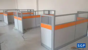 lắp đặt hoàn thiện vách gỗ kính 2 múi