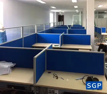 lắp đặt vách ngăn bàn kết hợp vách ngăn lửng có dùng kính