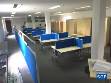 lắp đặt vách ngăn bàn kết hợp vách ngăn lửng có dùng kính