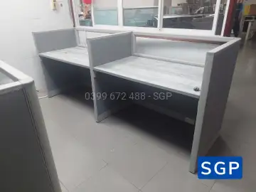 Giao vách nỉ kính màu xám 