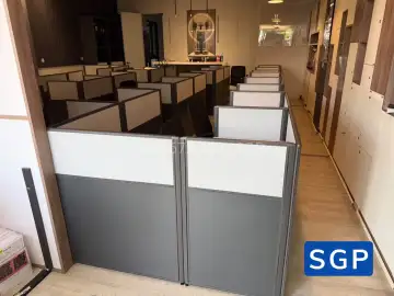 vách ngăn bàn làm việc gỗ 2 múi