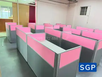 Lắp đặt hoàn thiện vách ngăn bàn làm việc màu hồng kết hợp xám