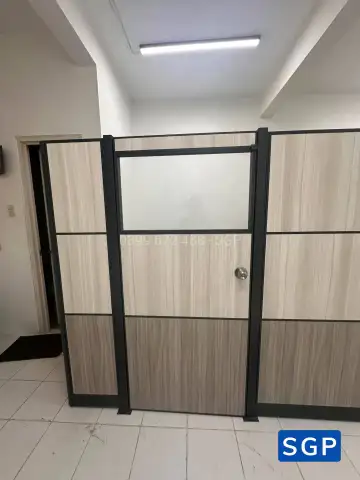 vách ngăn phòng vân gỗ có cửa