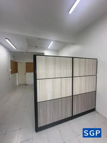 vách ngăn phòng vân gỗ có cửa