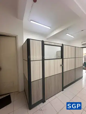 vách ngăn phòng vân gỗ có cửa