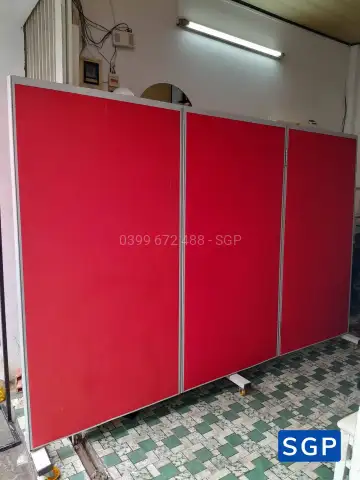 Giao vách có bánh xe nỉ màu đỏ