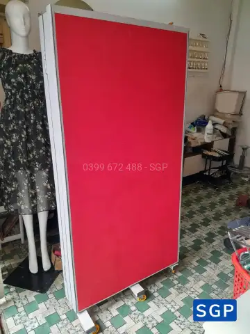 Giao vách có bánh xe nỉ màu đỏ