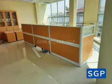 hoàn thiện vách ngăn bàn làm việc gỗ kính cho ngân hàng chi nhánh tại Đồng Nai