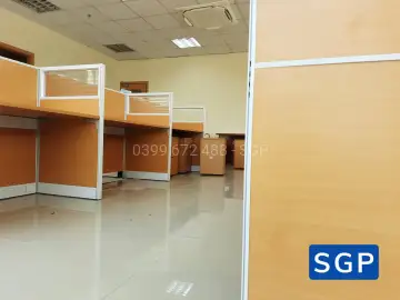 hoàn thiện vách ngăn bàn làm việc gỗ kính cho ngân hàng chi nhánh tại Đồng Nai