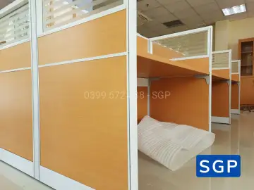 hoàn thiện vách ngăn bàn làm việc gỗ kính cho ngân hàng chi nhánh tại Đồng Nai