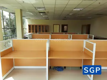 hoàn thiện vách ngăn bàn làm việc gỗ kính cho ngân hàng chi nhánh tại Đồng Nai